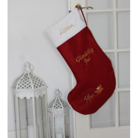 Stor mørkerød julesok med navn og julemandens kane