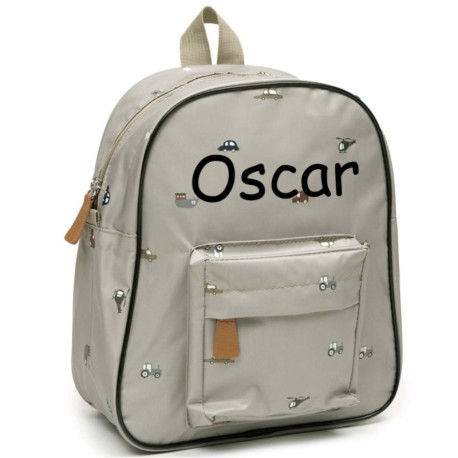Personlig rygsæk med navn og køretøjsprint til børnehaven.
