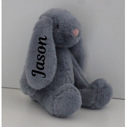 Blød kaninbamse med navn og fødselsdato broderetavn på. 30cm.