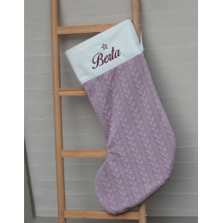 Strik julesok med navn broderet -Sød og personlig til julegaverne