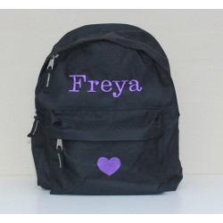 Personlig taske med navn og plads til madpakke og bamse.