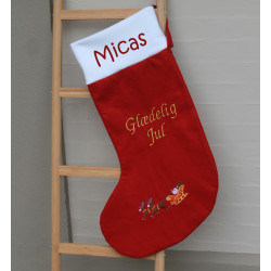 Rød julesok med navn og klassisk motiv af julemand og rensdyr.